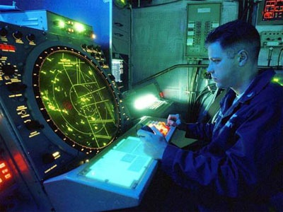 Operador de radar revisando pantalla