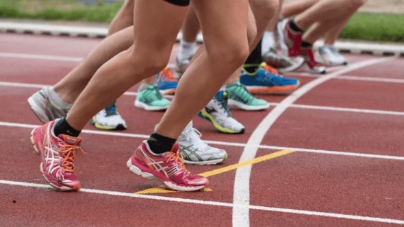 posición de arranque en pista de atletismo